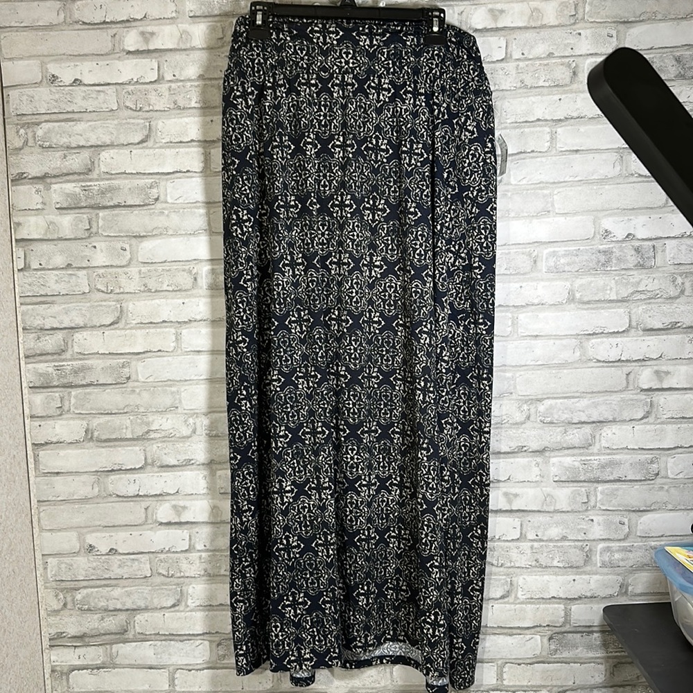 NWT Maurices 1x navy and cream maxi skirt